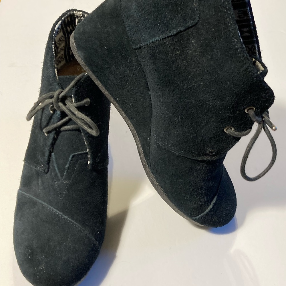 Toms Desert Wedge Bootie in black suede, size 9.5